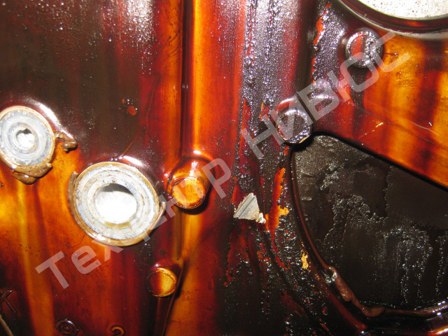 3. Внутренняя поверхность передней крышки двигателя содержит достаточно большое количество нагара старого масла.